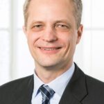 Es tut mir leid, ich kann nicht sagen, wer auf diesem Bild zu sehen ist.