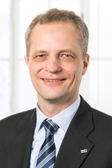 Es tut mir leid, ich kann nicht sagen, wer auf diesem Bild zu sehen ist.