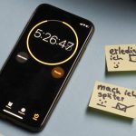Ein Smartphone-Timer zeigt 5:26:47. Daneben liegen zwei Haftnotizen: „Erledige ich“ und „Mach ich später“ mit Häkchen.