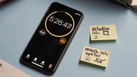 Ein Smartphone-Timer zeigt 5:26:47. Daneben liegen zwei Haftnotizen: „Erledige ich“ und „Mach ich später“ mit Häkchen.