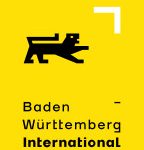 Logo von Baden-Württemberg International: schwarzer Löwe auf gelbem Hintergrund mit weißem Pfeilmotiv in der Ecke.