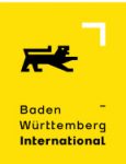 Logo von Baden-Württemberg International: schwarzer Löwe auf gelbem Hintergrund mit weißem Pfeilmotiv in der Ecke.