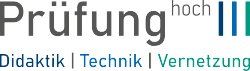 Text: Prüfung hoch III: Didaktik, Technik, Vernetzung. Grauer Text mit blauen und grünen Elementen im Querformat.