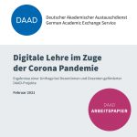 DAAD-Logo, Titel Digitale Lehre im Zuge der Corona Pandemie, Februar 2021, mit pinkfarbenem Kreis DAAD Arbeitspapier.