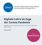 DAAD-Logo, Titel Digitale Lehre im Zuge der Corona Pandemie, Februar 2021, mit pinkfarbenem Kreis DAAD Arbeitspapier.