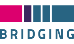 Logo mit bunten Quadraten über dem Wort BRIDGING in Großbuchstaben.