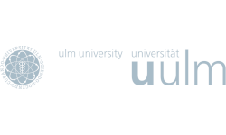 Logo der Universität Ulm: Schriftzug ulm university universität uulm und ein stilisiertes Siegel links daneben.