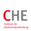 Logo des CHE mit den Buchstaben CHE in Rot und Schwarz und dem Text Centrum für Hochschulentwicklung darunter.