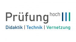 Logo mit dem Text: Prüfung hoch 3 und den Worten Didaktik | Technik | Vernetzung in blauen und grünen Tönen.