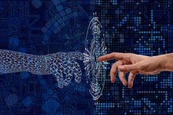 Eine digitale Hand und eine menschliche Hand berühren sich in einem futuristischen, blauen Netzwerkhintergrund.