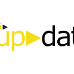 Logo mit dem Wort update in Schwarz und Gelb, umgeben von kleinen schwarzen und gelben Dreiecken.
