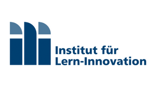 Logo des Instituts für Lern-Innovation: Drei blaue, halbkreisförmige Balken neben dem Schriftzug in Blau.