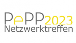 Logo des PePP 2023 Netzwerktreffens, Text in Grau und Gelb auf weißem Hintergrund.
