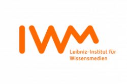 Logo des Leibniz-Instituts für Wissensmedien, orangefarbene Buchstaben IWM neben dem Institutsnamen auf weißem Hintergrund.