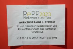 Plakat über Workshop zu KI und Prüfungen: rechtliche Perspektiven beim PePP2023-Netzwerktreffen, Raum 029/1001.