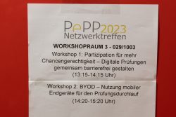 Zettel des PePP2023 Netzwerktreffens mit Details zu zwei Workshops zu Barrierefreiheit und mobiler Endgerätenutzung.