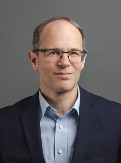 Bild von Steffen Albrecht: Ein Mann mit Brille in einem dunkelblauen Anzug und hellblauem Hemd blickt freundlich in die Kamera.