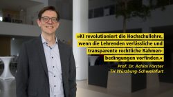 Prof Dr. Achim Förster der TH Würzburg-Schweinfurt, in einem Anzug steht in einem modernen Gebäude. Zitat neben ihm " KI Revolutioniert die Hochschullehre, wenn die Lehrenden verlässliche und transparente Rahmenbedingungen vorfinden."