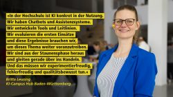 Frau im blauen Blazer mit Mikrofon. Neben ihr ein Zitat von ihr, Britta Leusing vom KI-Campus Hub Baden-Württemberg: "Wir evaluieren die ersten Einsätze und diese Ergebnisse brauchen wir, um dieses Thema weiter voranzutreiben. Wir sind aus der Staunenphase heraus und gleiten gerade über ins Handeln. Und das müssen wir experimentierfreudig, fehlerfreudig und qualitätsbewusst tun."
