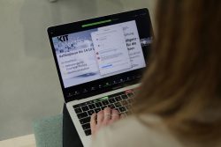 Person nutzt einen Laptop für eine Online-Konferenz.