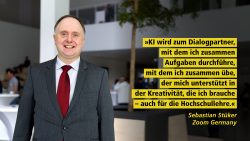 Ein lächelnder Mann in Anzug und roter Krawatte steht in einem modernen Büro, daneben ein Zitat von ihm, Sebastian Stücker, Zoom Germany: "KI wird zum Dialogpartner, mir dem ich zusammen Aufgaben durchführe, mit dem zusammen ich übe, der mich unterstützt in der Kreativität, die ich brauche - auch für die Hochschullehre."