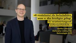 Ein lächelnder Mann in einem modernen Büro mit einem Zitat von ihm, Steffen Albrecht, KIT: "KI revolutioniert die Hochschullehre, wenn es allen Beteiligten gelingt, sie verantwortungsvoll weiterzuentwickeln."