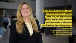 Eine Frau im Anzug, neben ihr ein Zitat von ihr, Susanne Falk, Bayrisches Staatsinstitut für Hochschulforschung und Hochschulplanung: "KI ist nicht der bessere Lehrer, aber sie könnte der bessere Coach sein um das Potential vieler Studierende zu heben und damit mehr Studierende zum Studienerfolg zu begleiten.