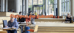 Menschen arbeiten und entspannen in einem modernen Campusbereich mit großen Fenstern. Text: Campus der Zukunft - Am 6. & 7. November 2024 Lernräume gemeinsam gestalten