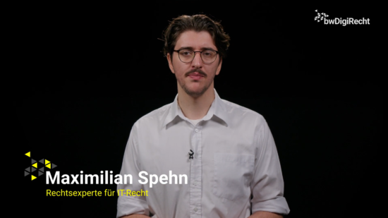 Ein Mann mit Brille und weißem Hemd spricht vor schwarzem Hintergrund. Text: Maximilian Spehn, Rechtsexperte für IT-Recht.
