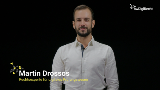 Eine Person in einem weißen Hemd vor schwarzem Hintergrund. Text: Martin Drossos, Rechtsexperte für digitales Prüfungswesen.