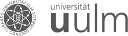 Das Logo der Universität Ulm, mit einem Atom-Symbol und den Worten Sciendo, Docendo, Curando.