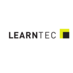 Logo mit Text LEARNTEC und einem kleinen farbigen Quadrat rechts, das teils gelb, teils schwarz ist.