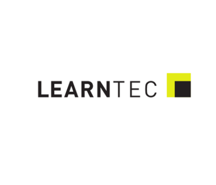 Logo mit Text LEARNTEC und einem kleinen farbigen Quadrat rechts, das teils gelb, teils schwarz ist.