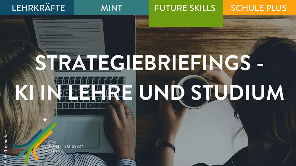 Zwei Personen an einem Tisch mit Laptop und Kaffee. Text: „Strategiebriefings - KI in Lehre und Studium“.