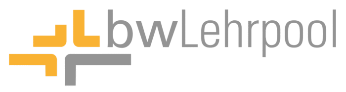 Logo mit grauer Schrift bwLehrpool und gelb-grauer, kreuzförmiger Grafik links davon.