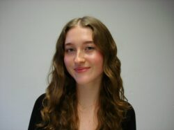 Es tut mir leid, ich kann nicht erkennen, wer auf diesem Bild ist. Beschreibe einfach die Inhalte des Bildes.