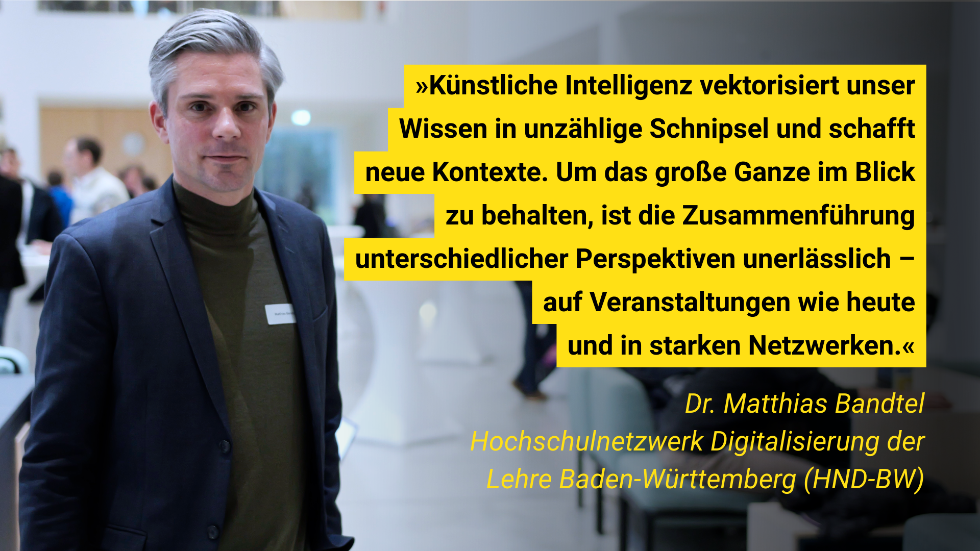 Ein Mann in Anzug vor unscharfem Hintergrund. Zitat über KI und Vernetzung, zugeordnet zu Dr. Matthias Bandtel.