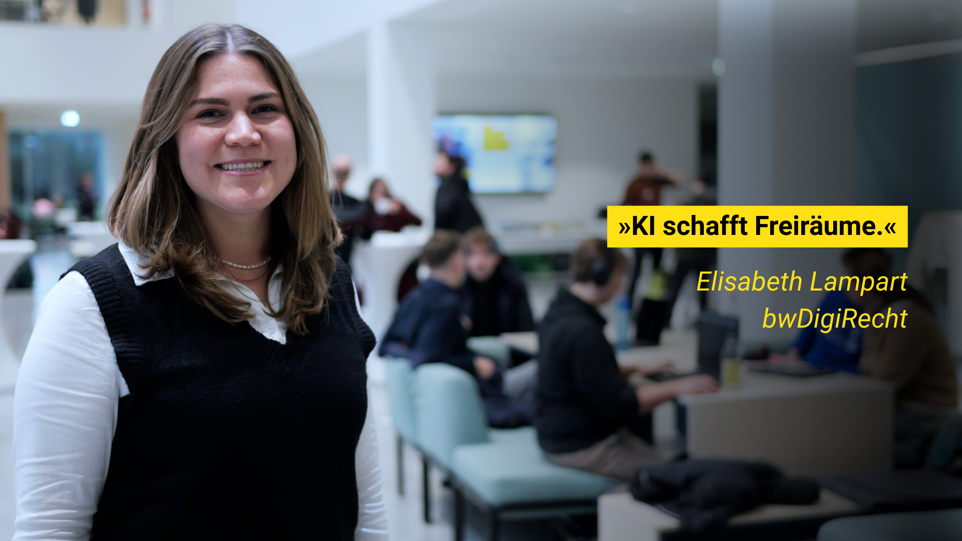 Eine lächelnde Frau in einem modernen Büro, Zitat: „KI schafft Freiräume.“ Im Hintergrund arbeiten Menschen an Computern.