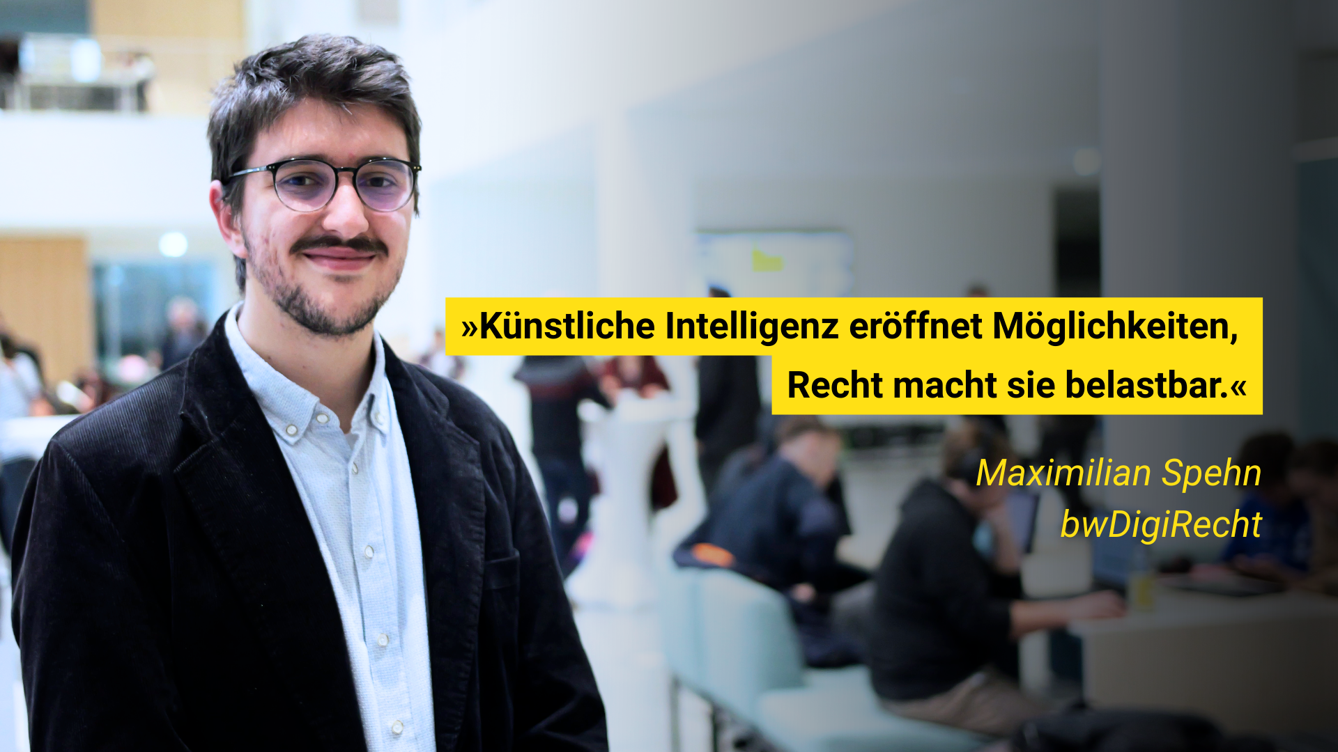 Person mit Brille und Bart lächelt in die Kamera; Zitat über KI und Recht im Hintergrund.