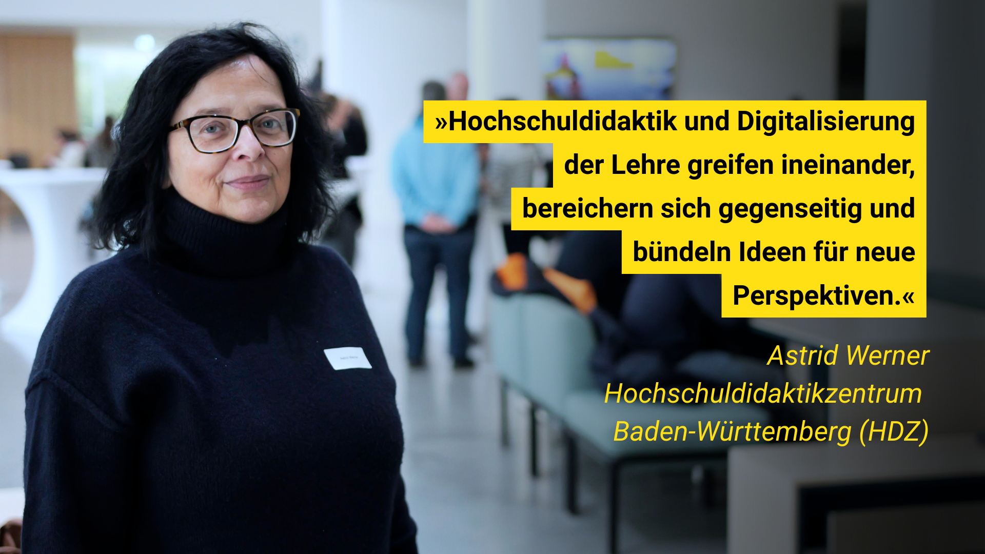 Eine Person steht in einem Raum. Text über Hochschuldidaktik und Digitalisierung ist auf einem gelben Hintergrund platziert.