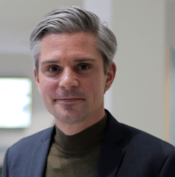 Porträtfoto von Matthias Bandtel, im blauen Jacket und beigen Pullover