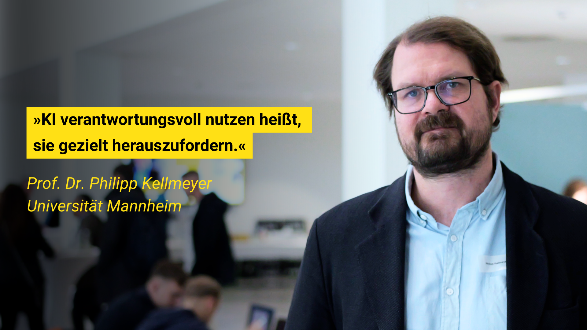 Kellmeyer Ein Mann mit Brille steht vor unscharfem Hintergrund. Zitat über KI-Nutzung: „KI verantwortungsvoll nutzen heißt, sie gezielt herauszufordern.“