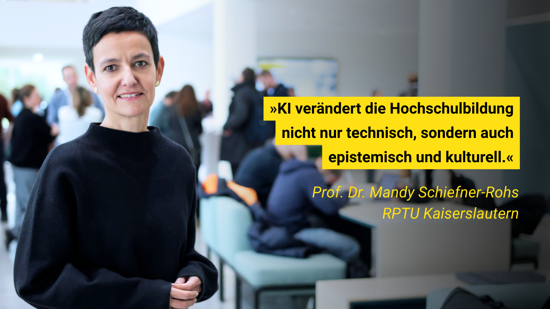 Eine Person steht in einem modernen Raum. Text: „KI verändert die Hochschulbildung nicht nur technisch, sondern epistemisch.“