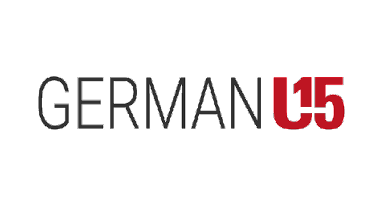 Schwarzer Text GERMAN gefolgt von rotem U15 auf weißem Hintergrund.