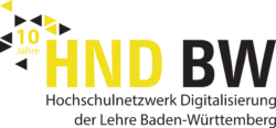 Logo von HND BW mit Text: 10 Jahre Hochschulnetzwerk Digitalisierung der Lehre Baden-Württemberg. Gelb-schwarze Dreiecke.