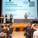 Vortrag bei Konferenz über Lehrinnovationen, Publikum zuhören.