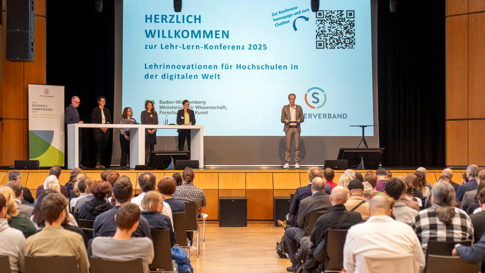 Vortrag bei Konferenz über Lehrinnovationen, Publikum zuhören.